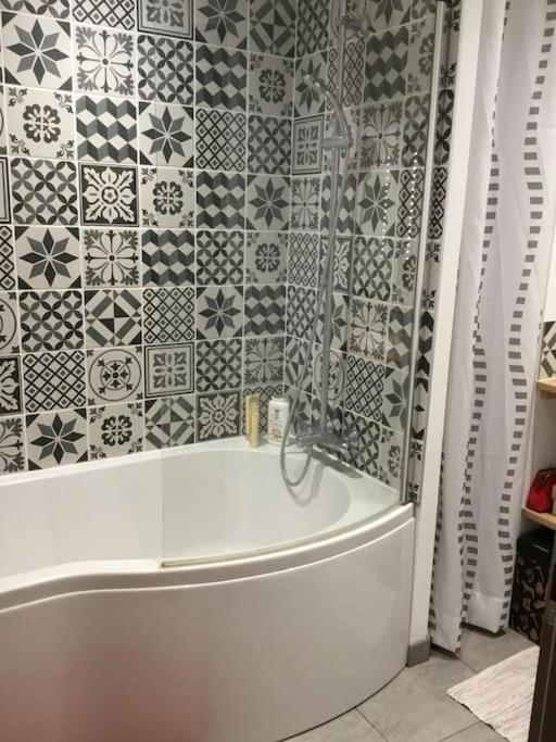 Appartement Tres Lumineux Égat Kültér fotó